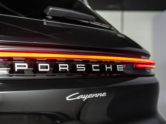 Used 2025 Porsche Cayenne AWD/4WD image 31