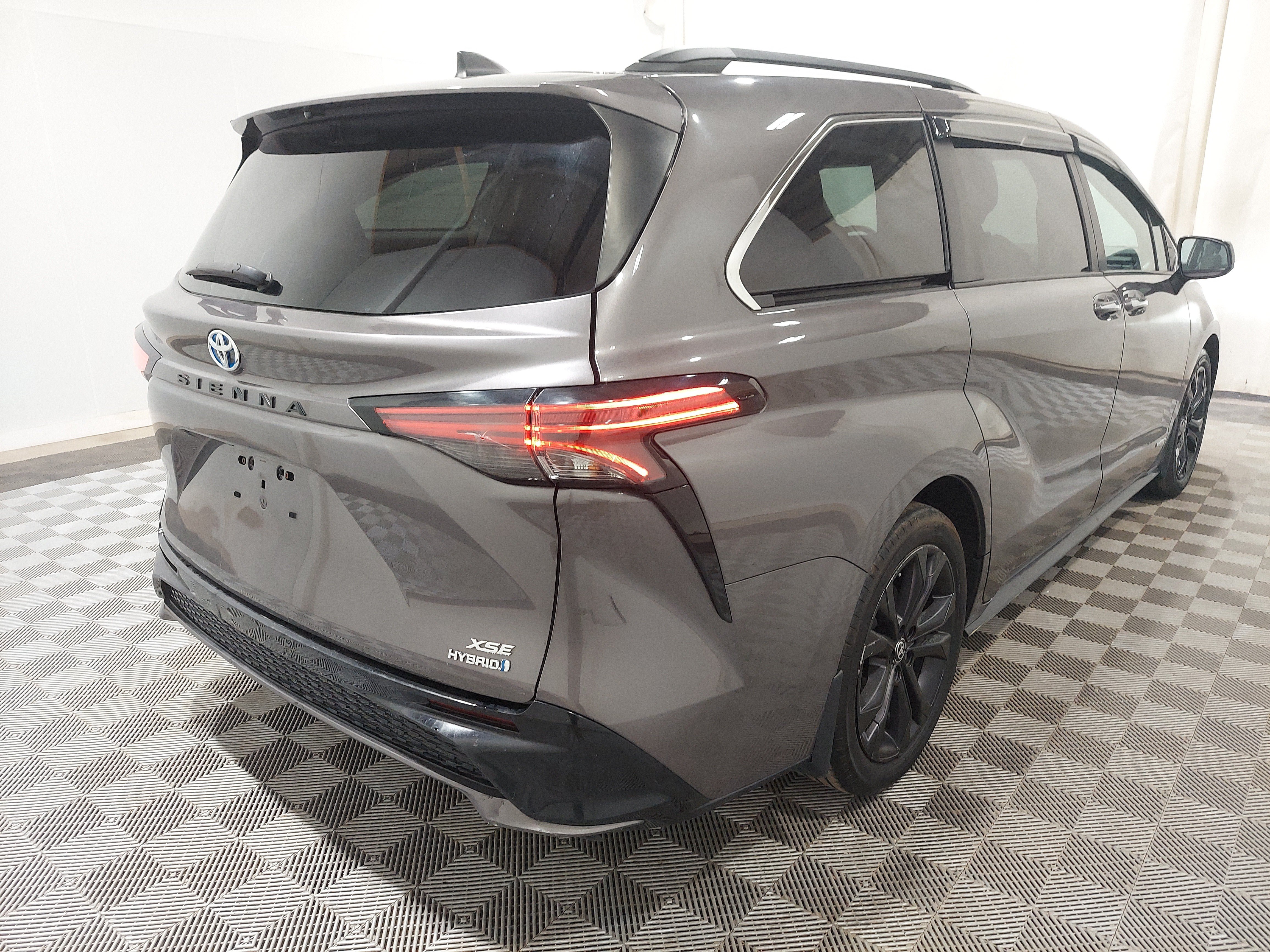 Used 2021 Toyota Sienna XSE FWD image 3