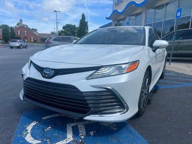 Used 2022 Toyota Camry XLE FWD image 2