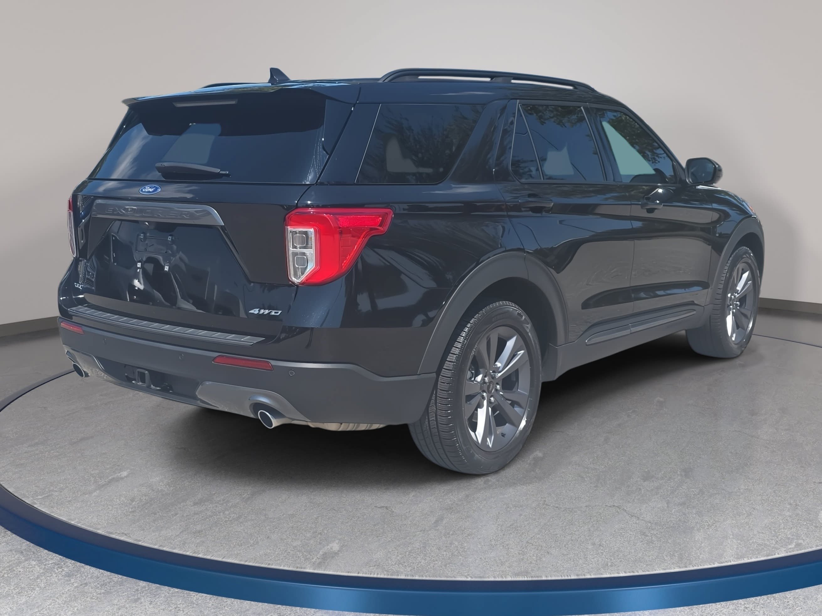Used 2023 Ford Explorer XLT w/ Equipment Group 202A AWD/4WD image 5