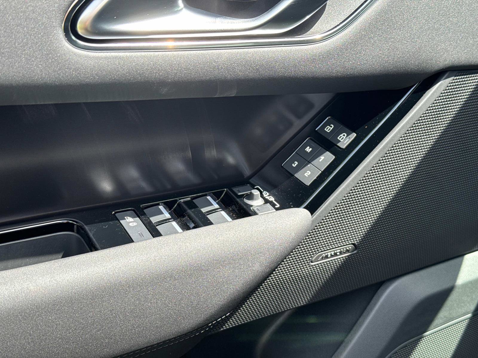 New 2026 Land Rover Range Rover Velar Dynamic SE image 18