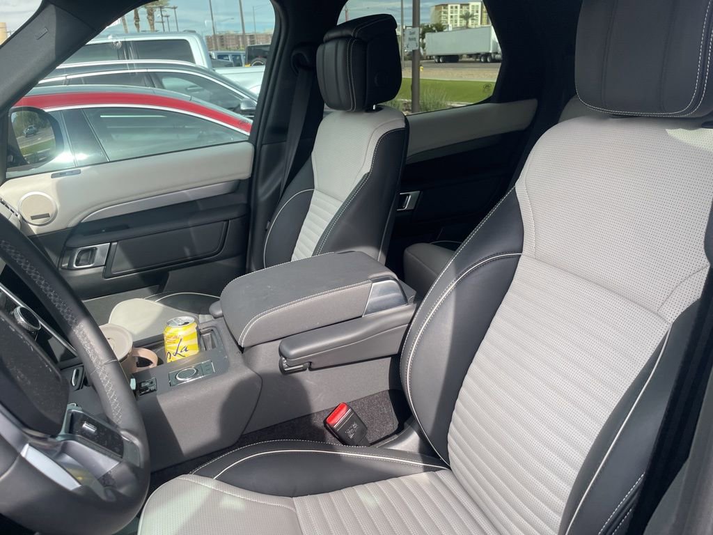 Used 2024 Land Rover Discovery Dynamic SE image 10
