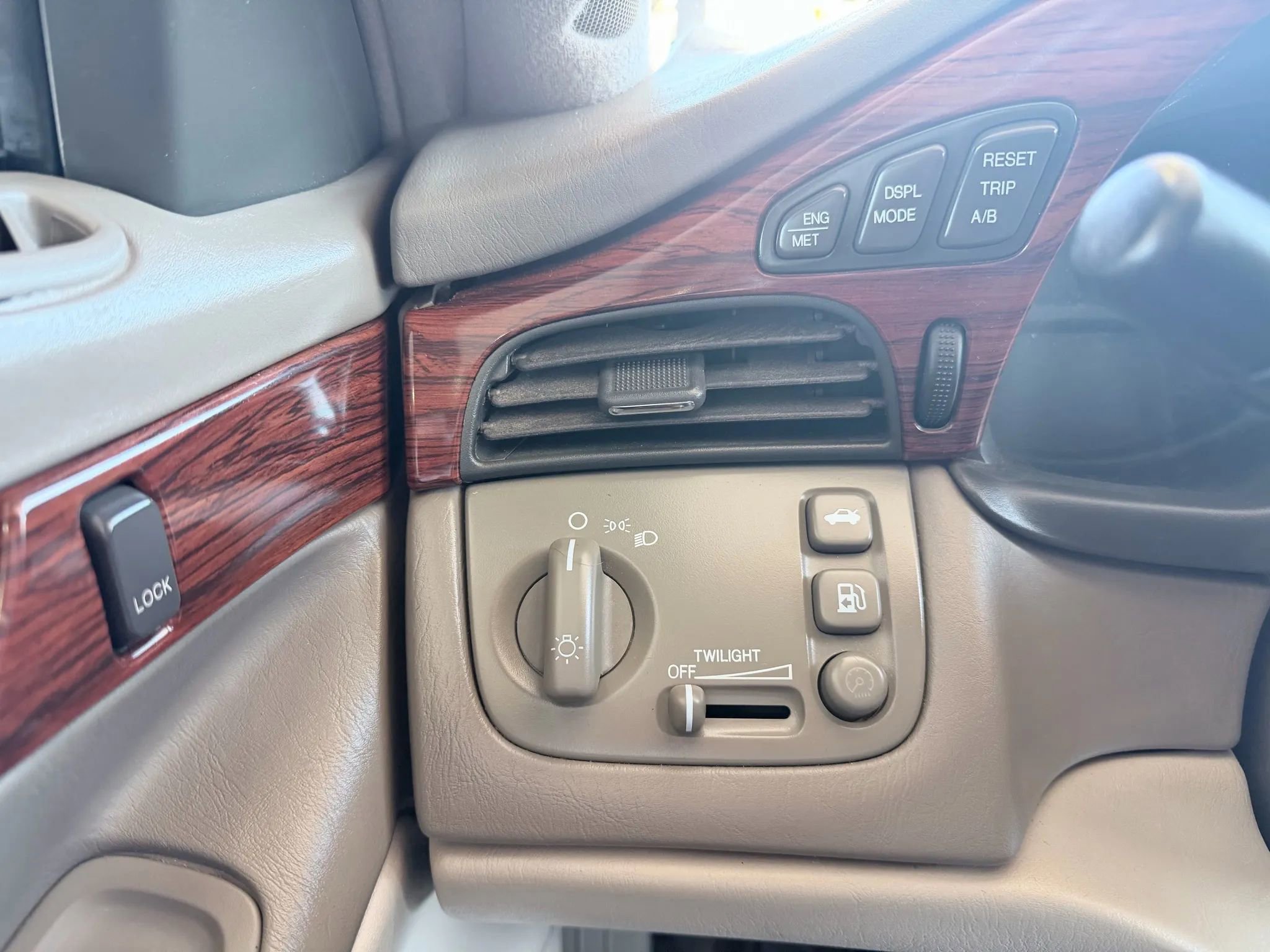 Used 2002 Cadillac De Ville Sedan 4D w/ Comfort/Convenience Pkg image 25