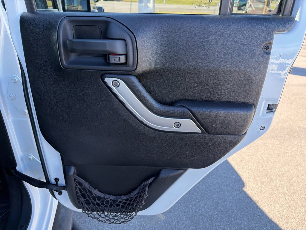 Used 2015 Jeep Wrangler Unlimited Rubicon w/ Connectivity Group image 17