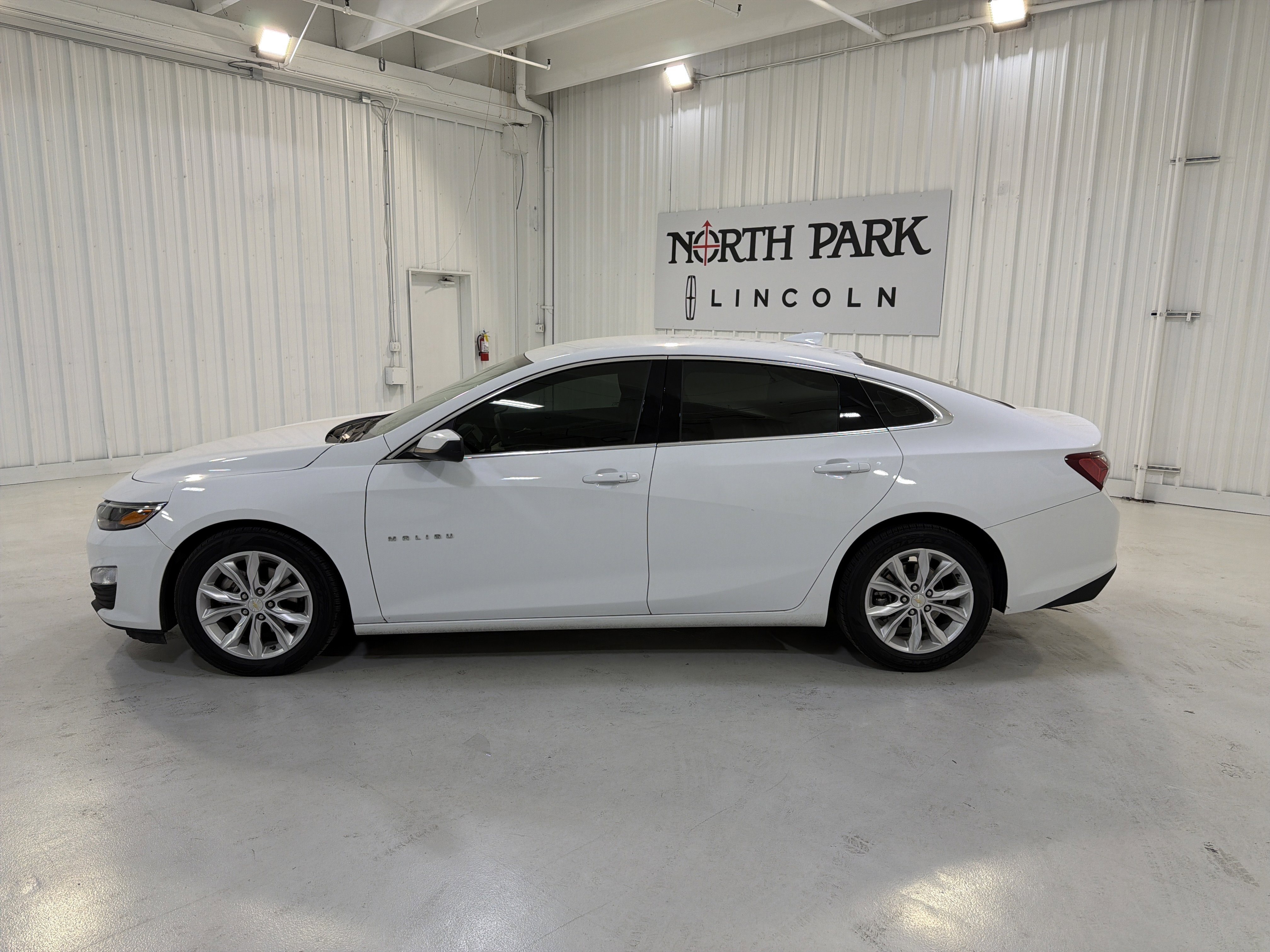 Used 2022 Chevrolet Malibu LT image 2
