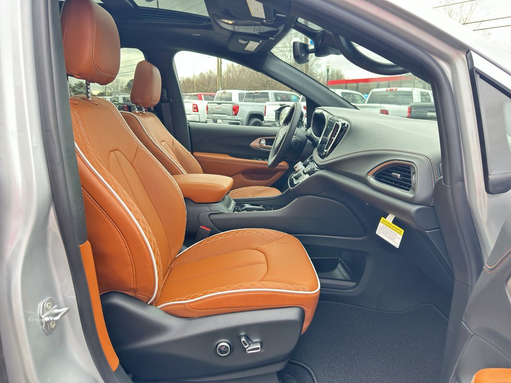 New 2026 Chrysler Pacifica Pinnacle w/ Trailer Tow Group image 29