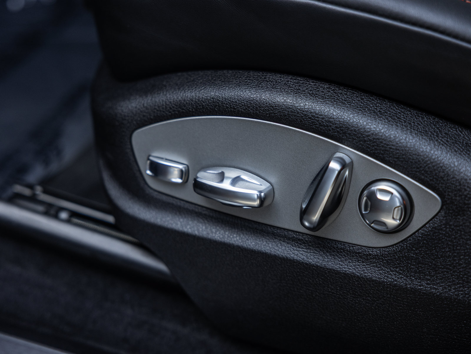 Certified 2026 Porsche Macan AWD/4WD image 28
