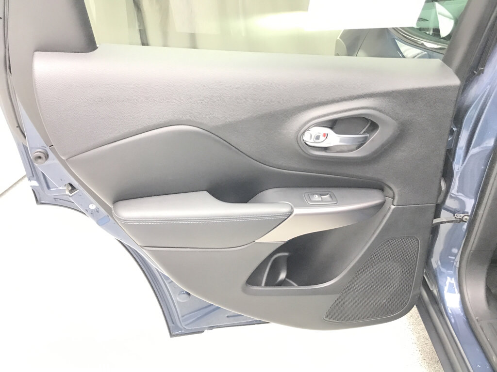 Used 2020 Jeep Cherokee Latitude Plus w/ Comfort/Convenience Group image 13