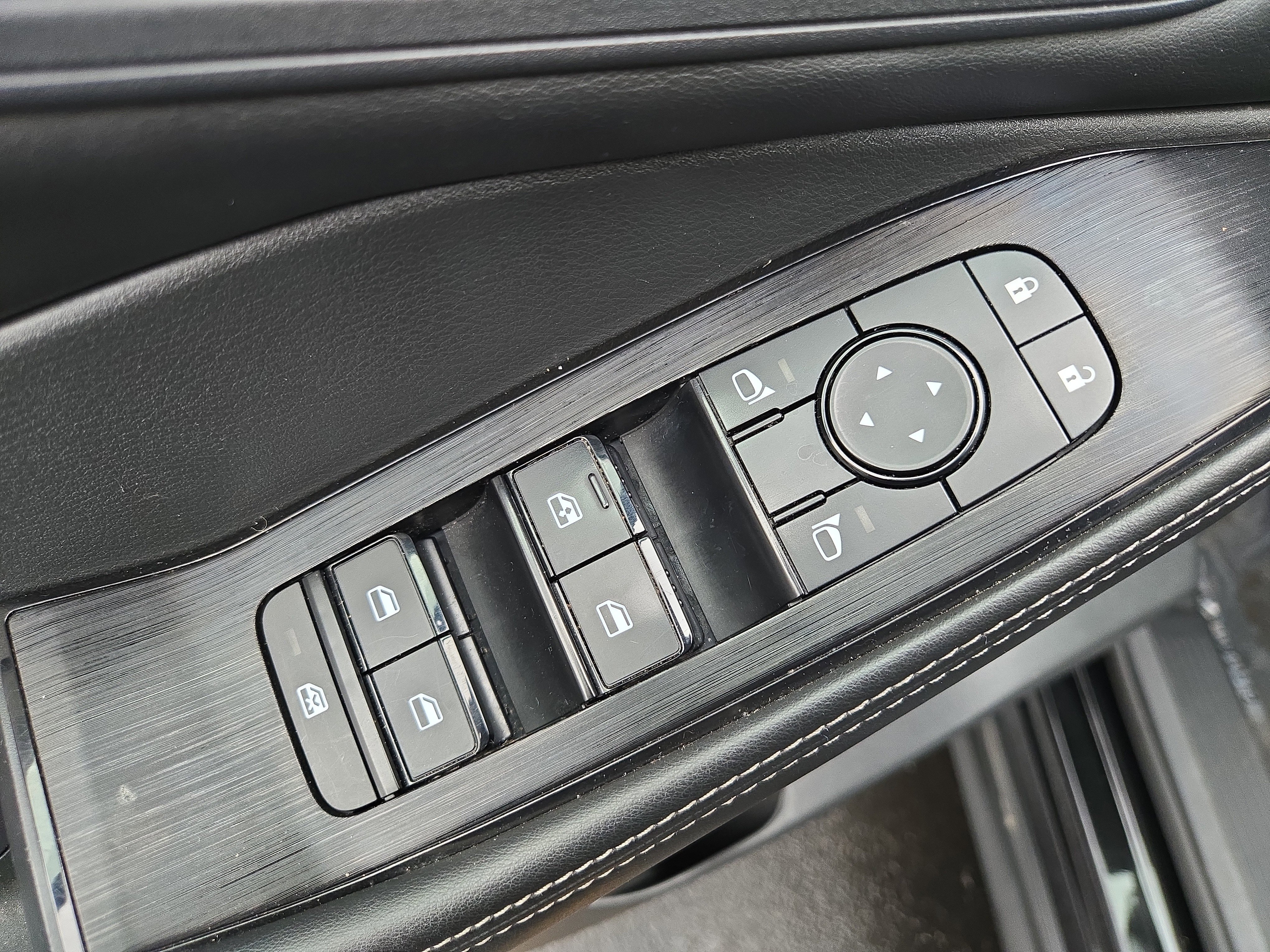 Used 2022 Nissan Rogue SV w/ SV Premium Package image 15