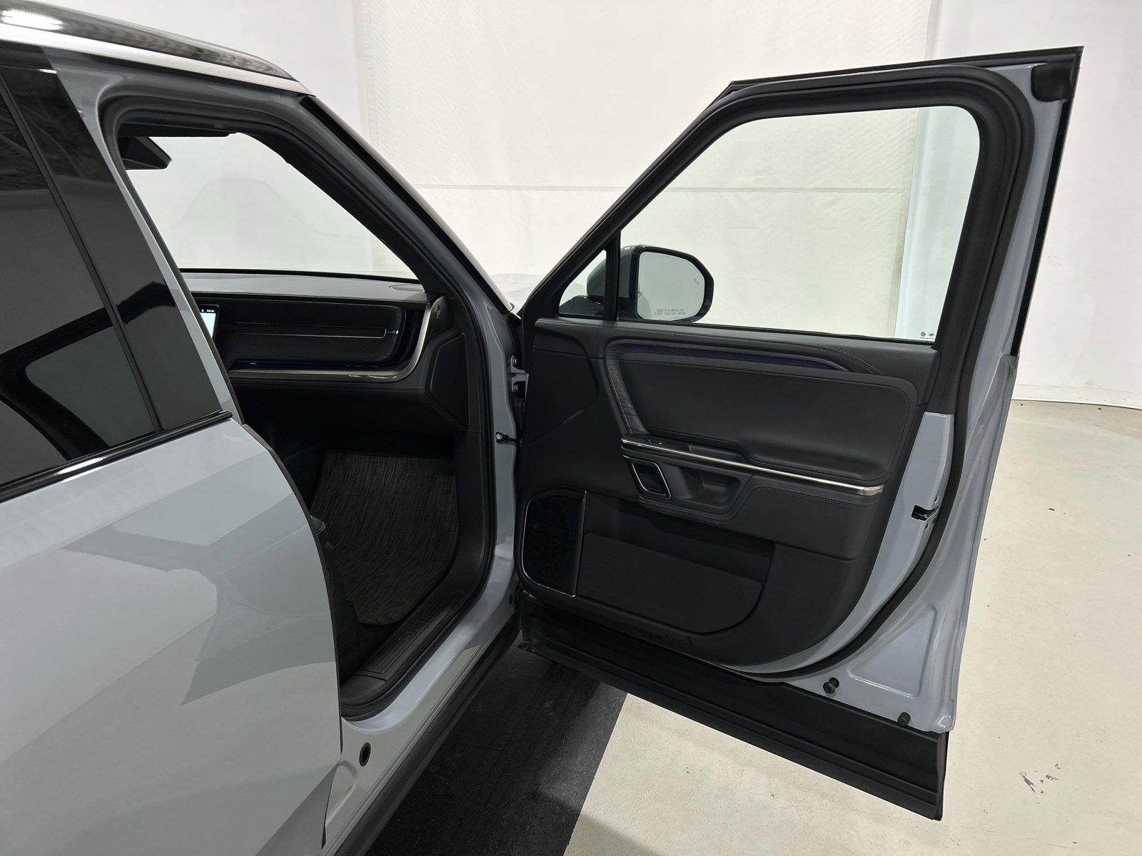 Used 2024 Rivian R1S Adventure image 18