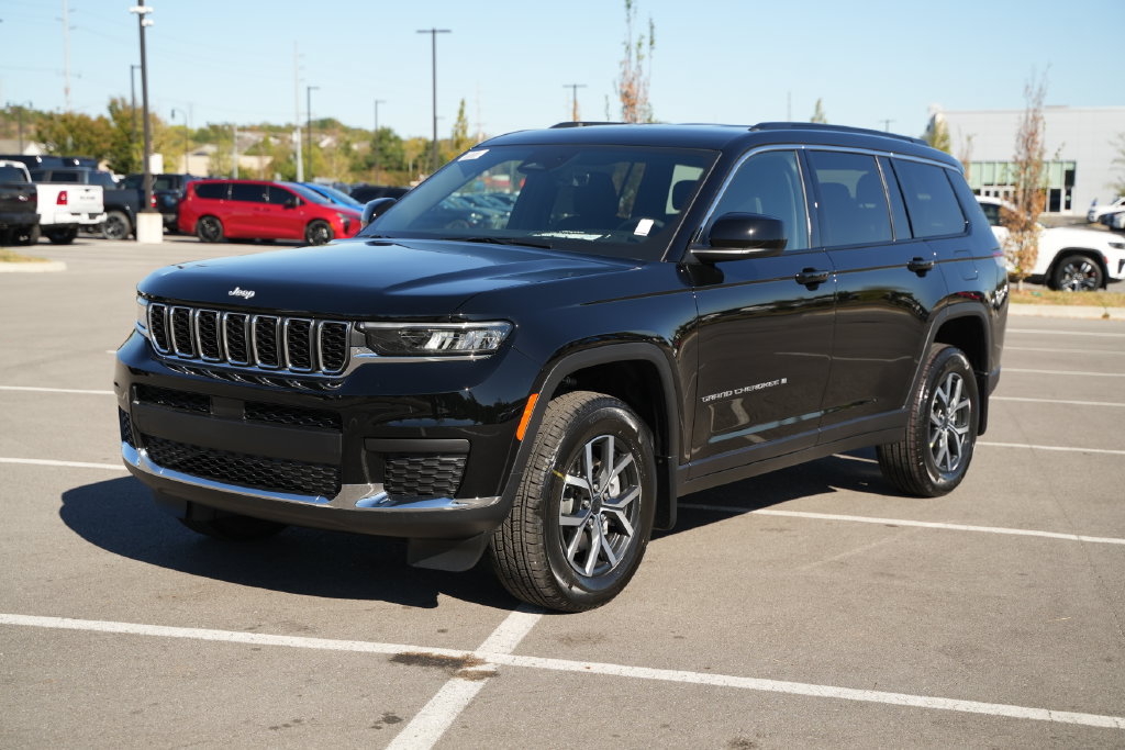 New 2027 Jeep Grand Cherokee L Laredo w/ MOPAR Finishing Package AWD/4WD image 3