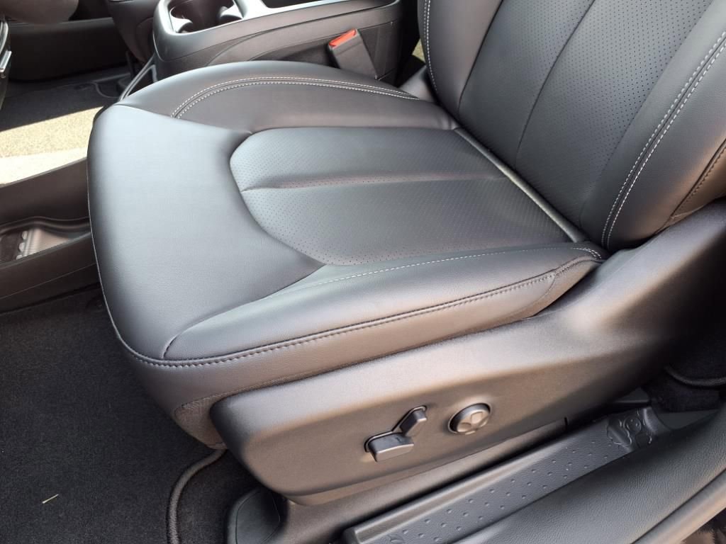 New 2026 Chrysler Pacifica Select image 15
