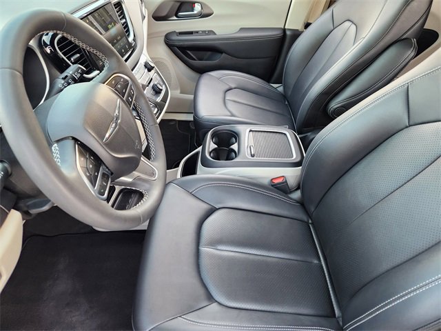 Used 2024 Chrysler Pacifica Touring-L image 12