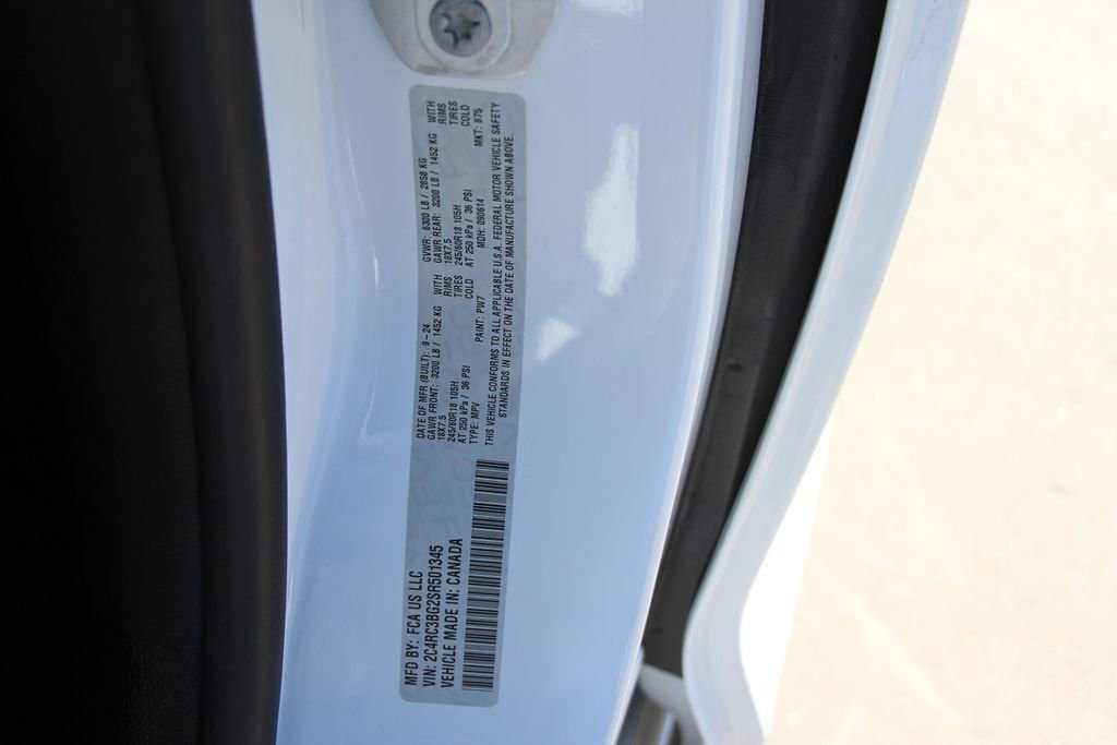 Used 2025 Chrysler Pacifica Select image 31