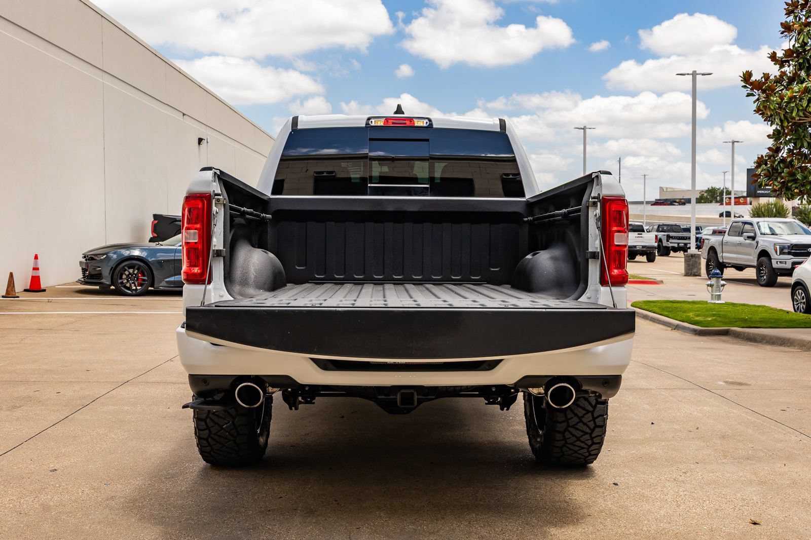 Used 2025 RAM 1500 Laramie w/ Sport Appearance Package AWD/4WD image 9