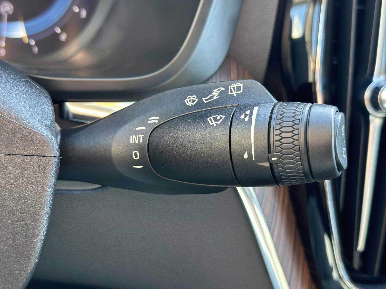 Used 2022 Volvo XC60 B5 Momentum w/ Climate Package image 17