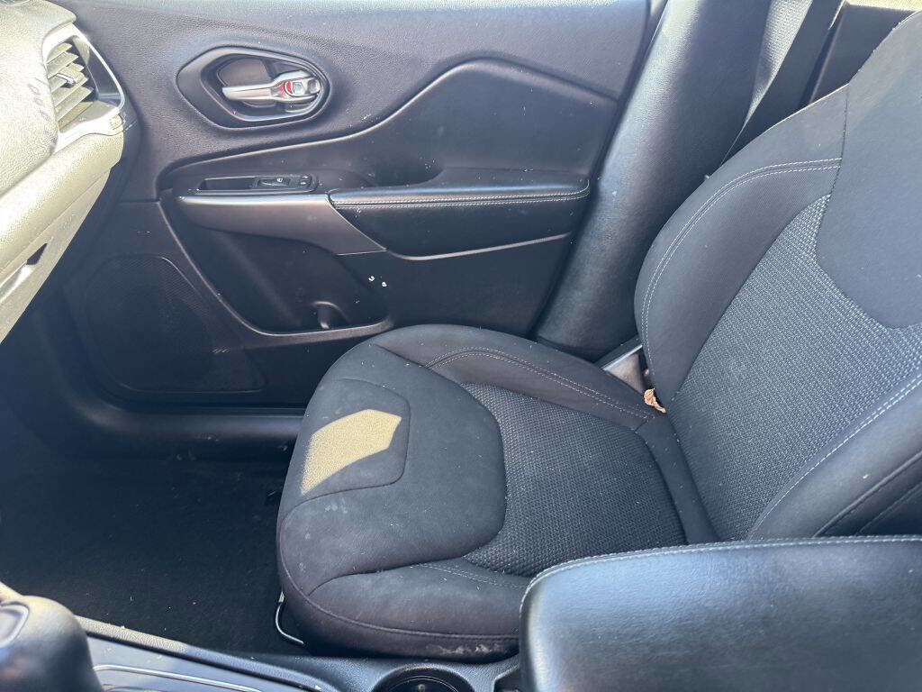 Used 2019 Jeep Cherokee Latitude w/ Popular Appearance Group image 12