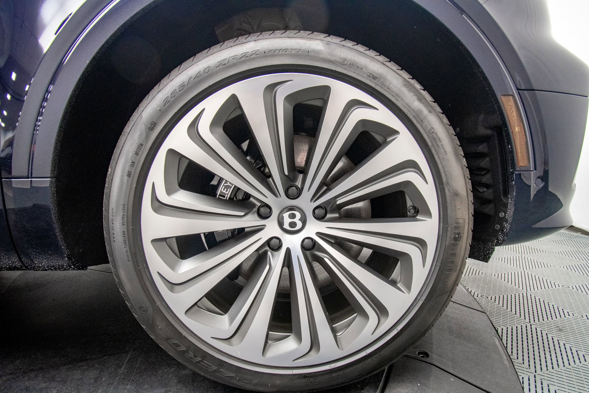 New 2025 Bentley Bentayga image 32