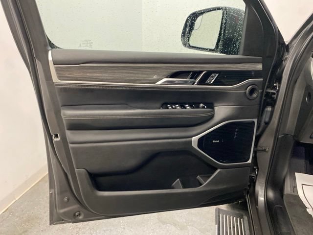 Used 2022 Jeep Wagoneer Series III w/ Premium Group I AWD/4WD image 20