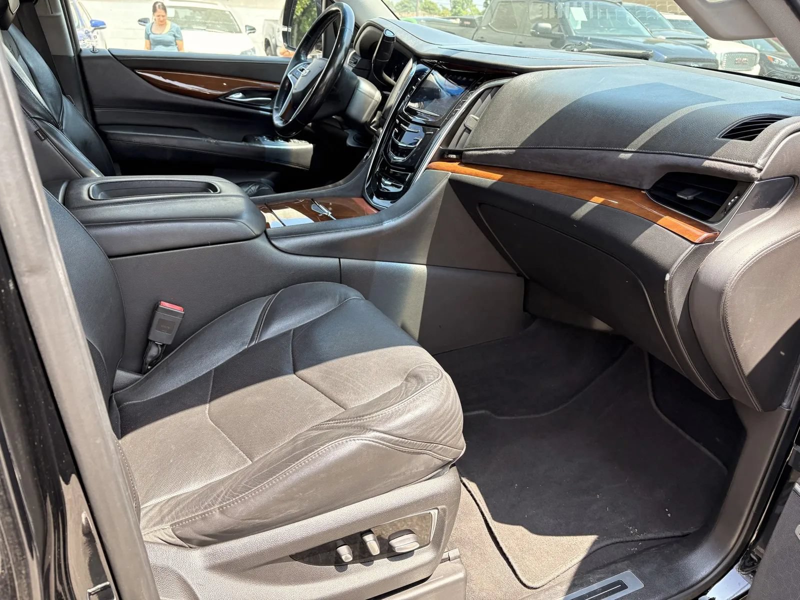 Used 2019 Cadillac Escalade ESV Luxury RWD image 6