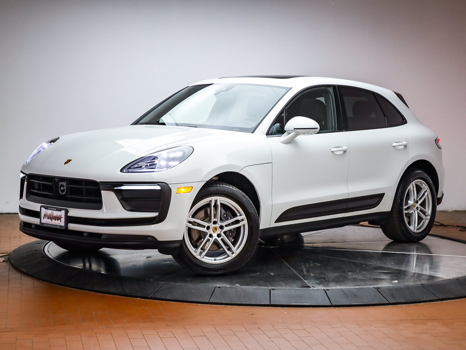 Certified 2025 Porsche Macan AWD/4WD image 1