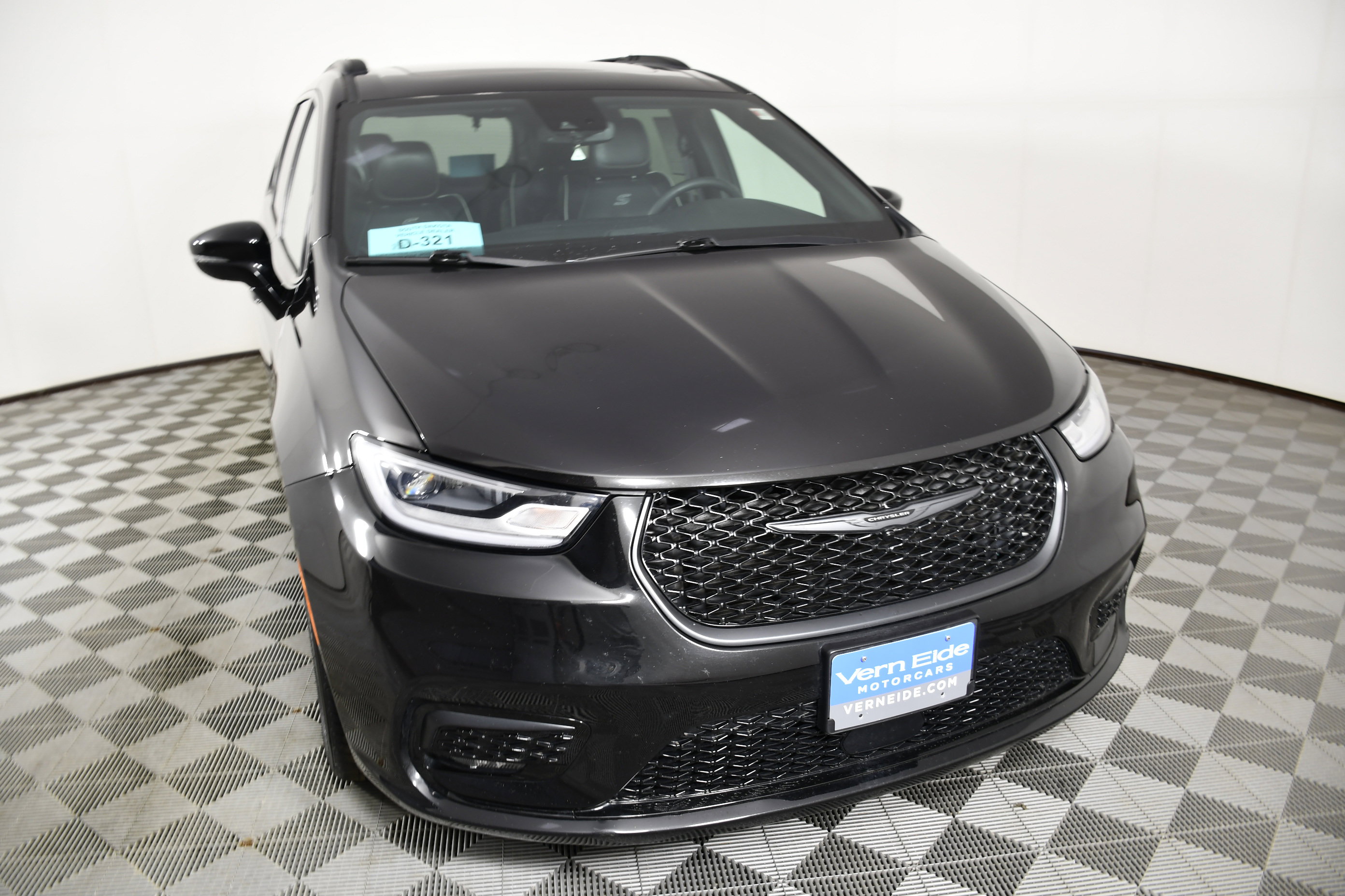 Used 2025 Chrysler Pacifica Limited image 3