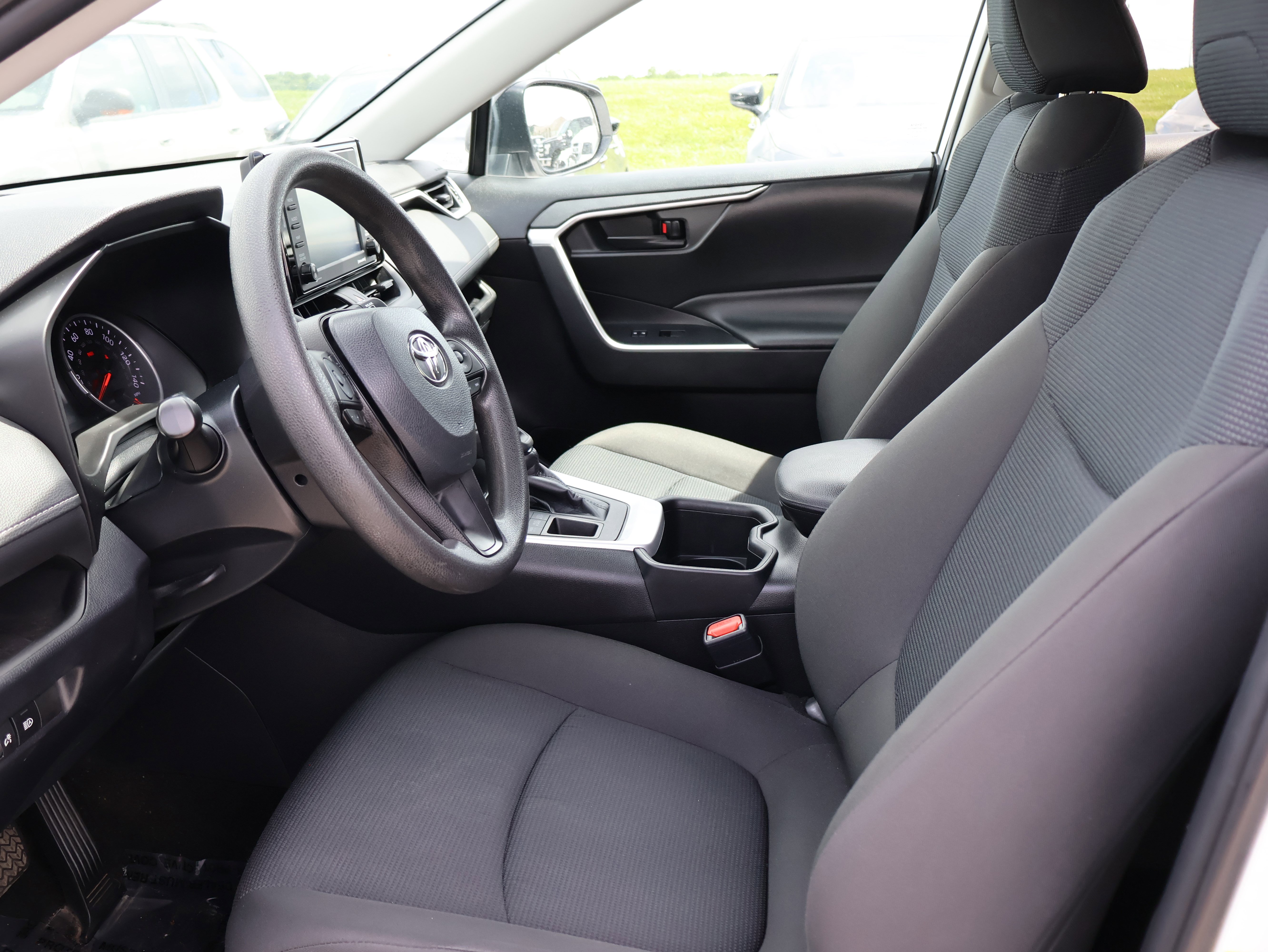 Used 2022 Toyota RAV4 LE w/ Carpet Mat Package (TMS) AWD/4WD image 18