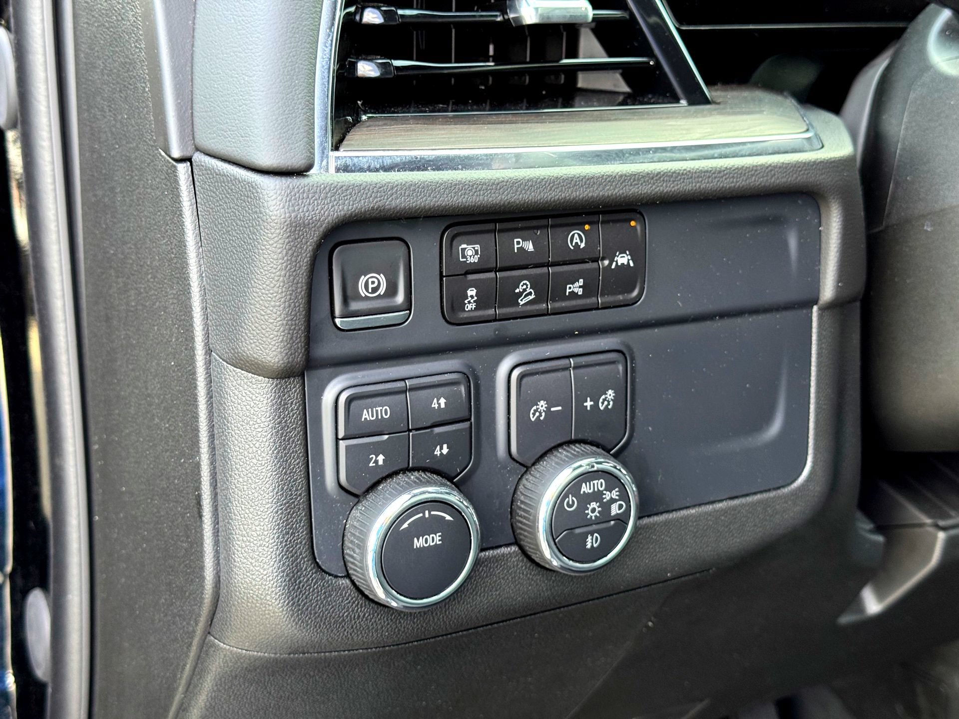Used 2025 Chevrolet Suburban Z71 AWD/4WD image 20