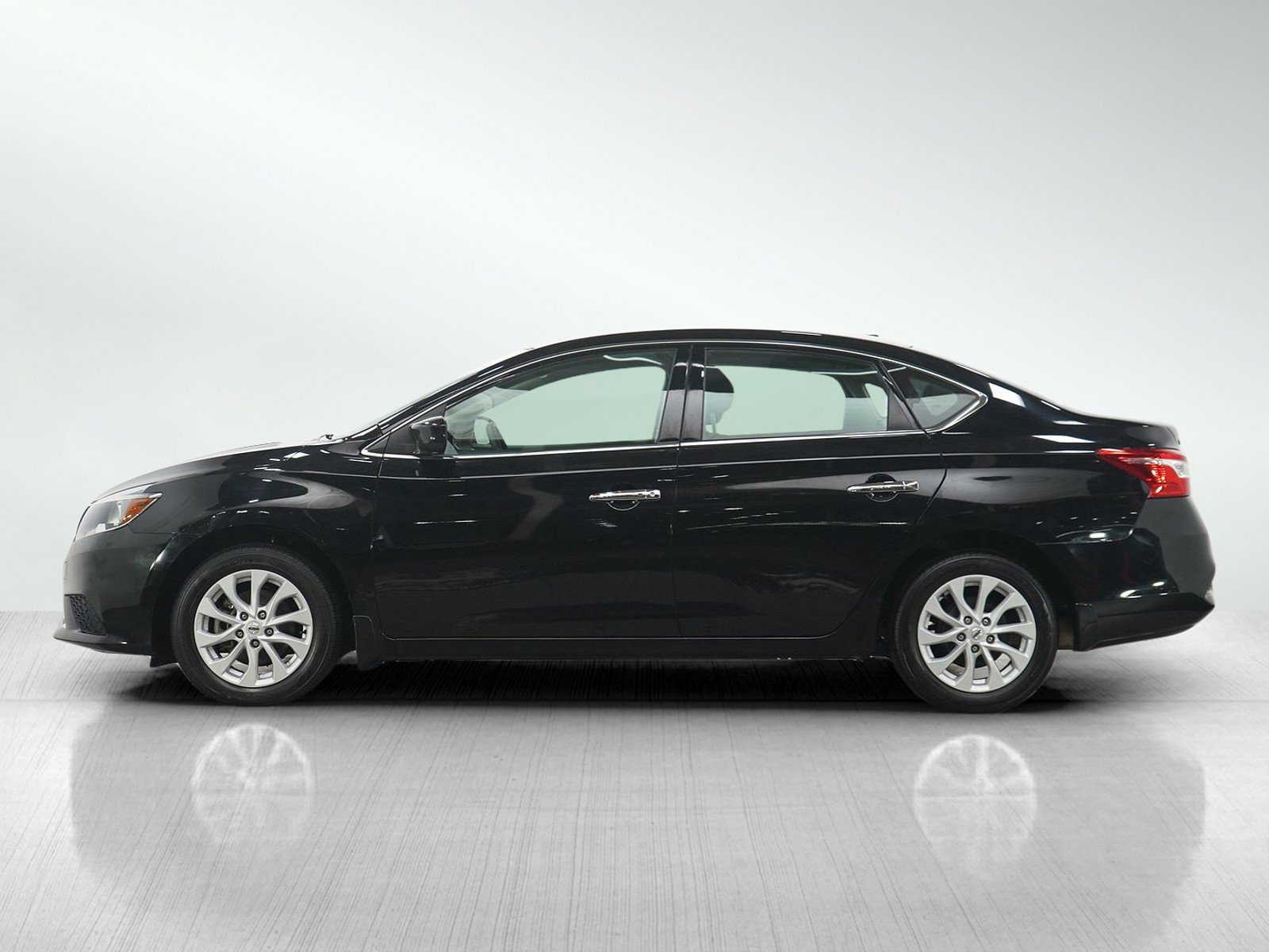 Used 2019 Nissan Sentra SV FWD image 2