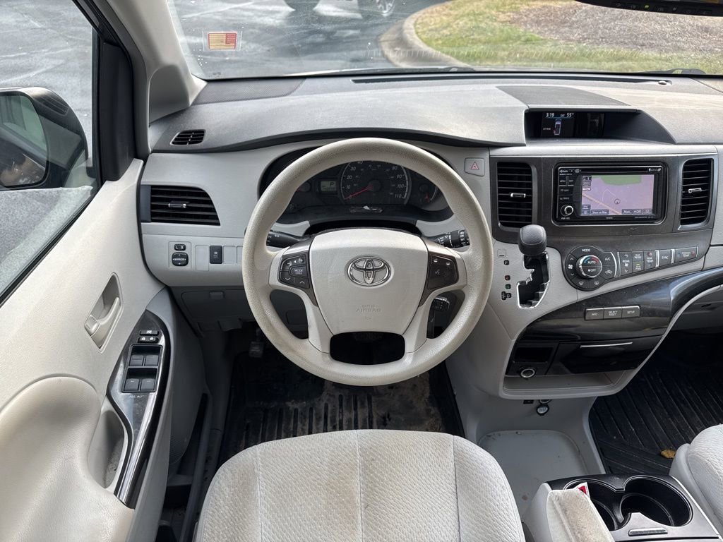 Used 2014 Toyota Sienna LE image 2