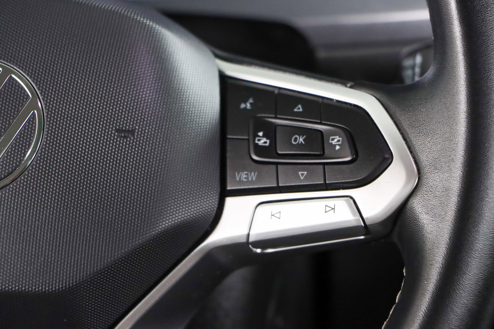 Used 2022 Volkswagen Tiguan SE AWD/4WD image 14