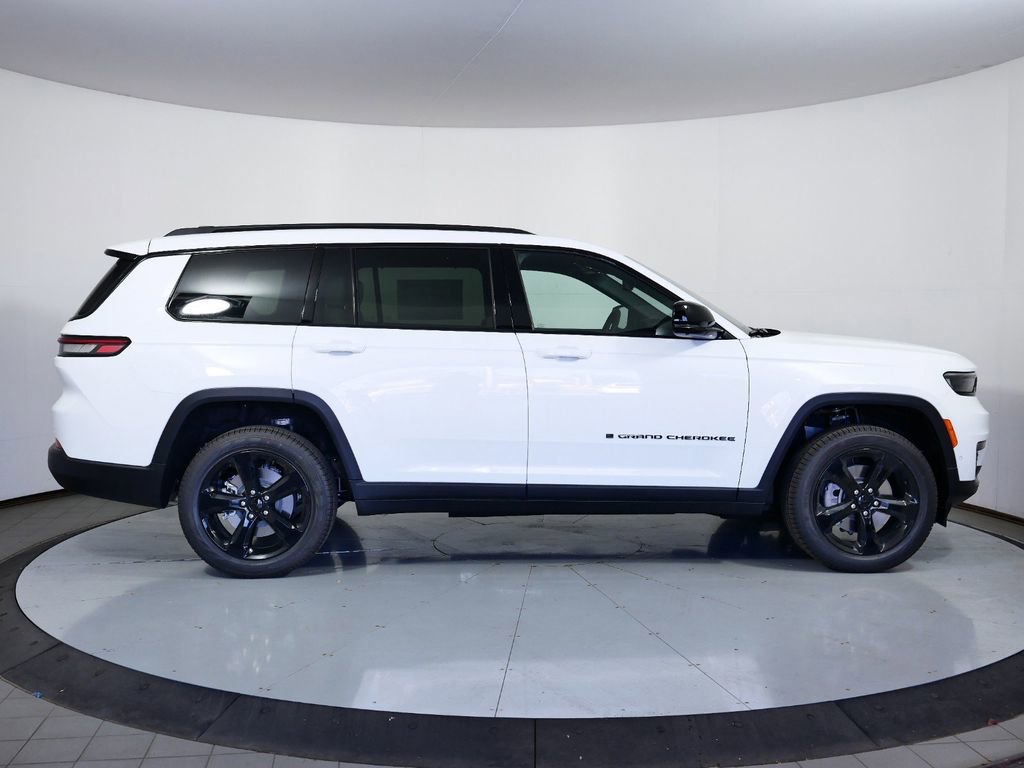 Certified 2025 Jeep Grand Cherokee L Limited w/ Luxury Tech Group II image 9