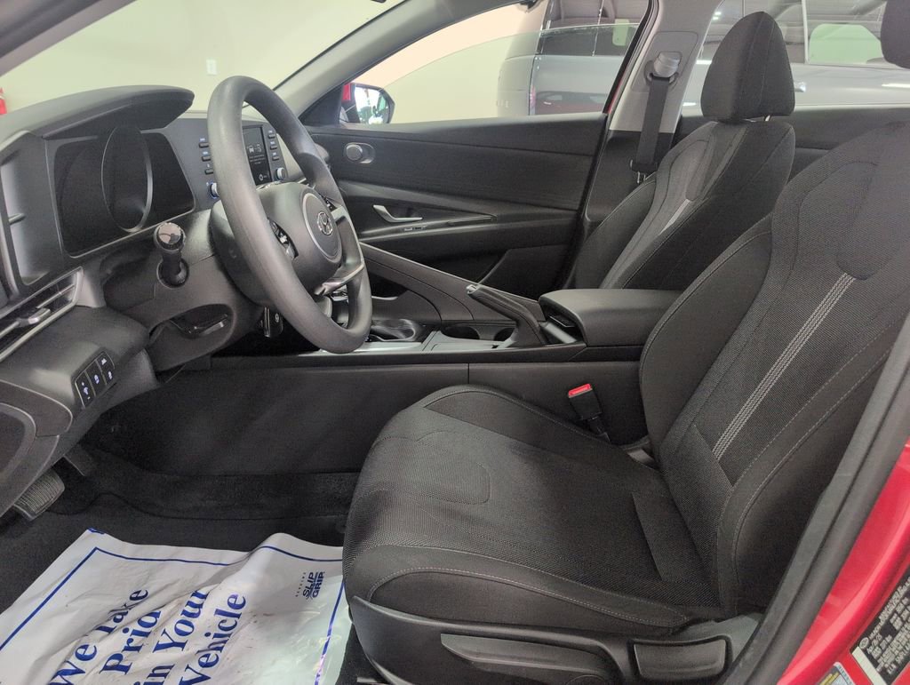 Used 2023 Hyundai Elantra SE w/ Cargo Package image 10