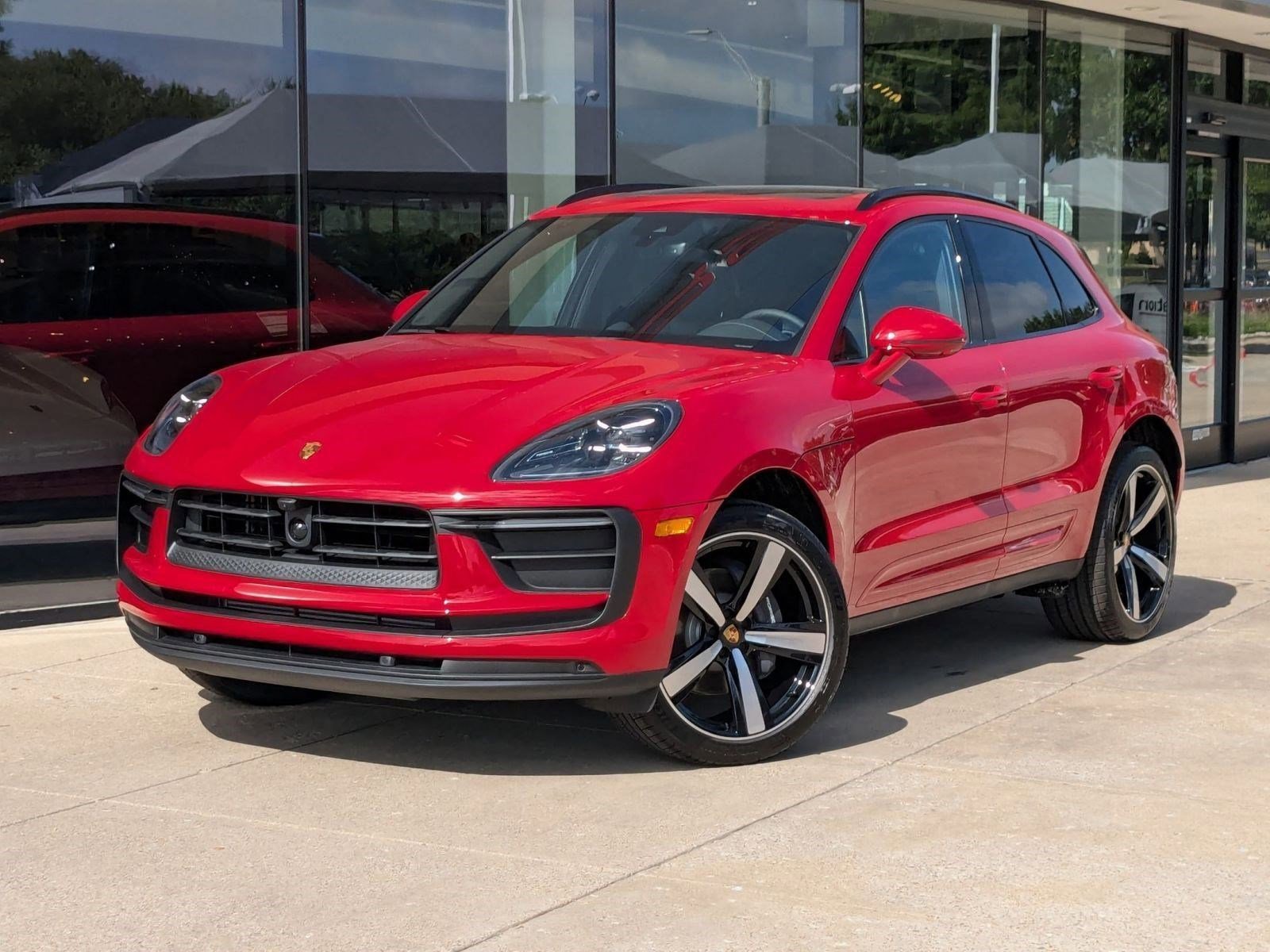 Certified 2025 Porsche Macan image 1