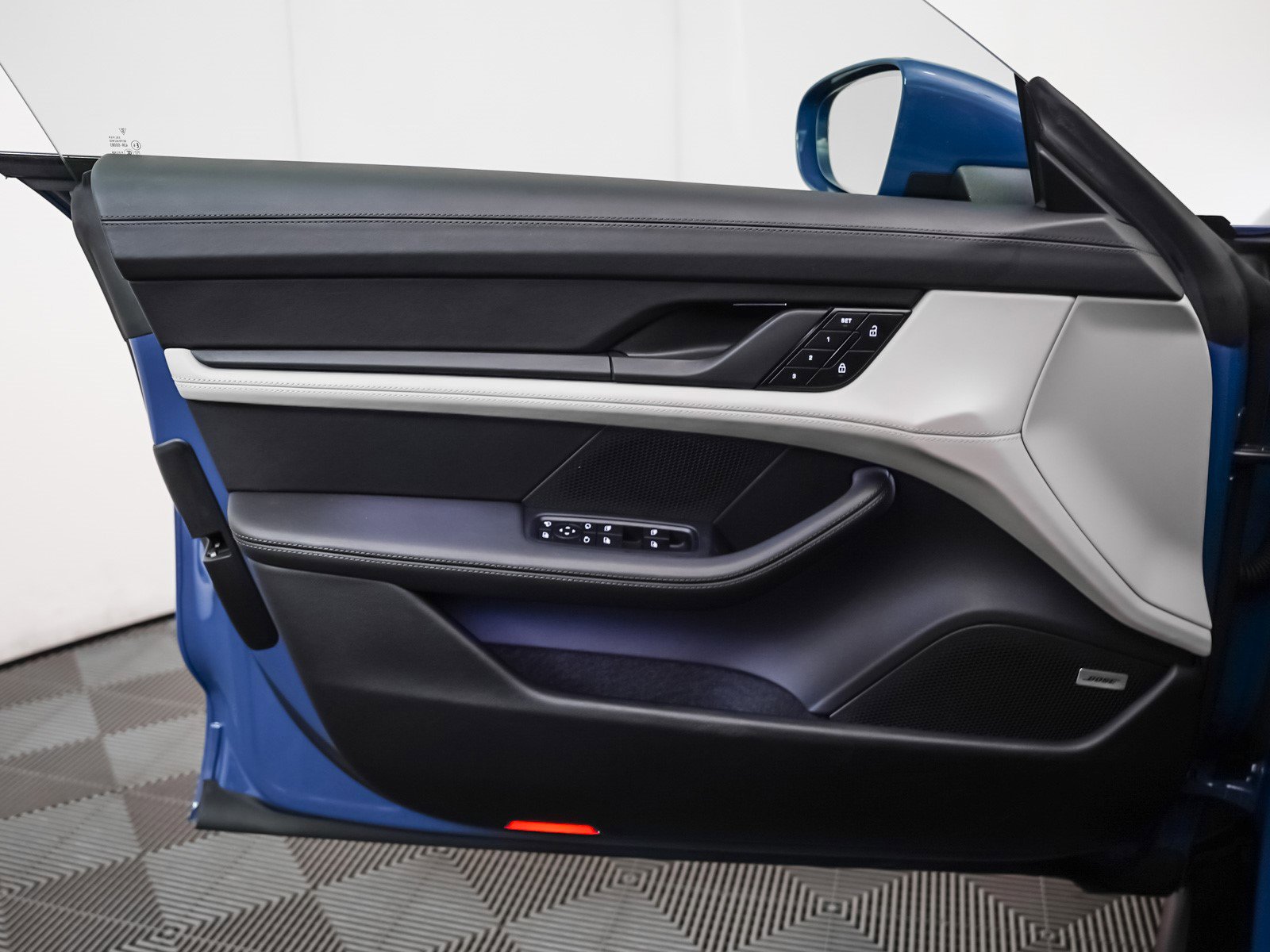 Used 2024 Porsche Taycan 4S w/ Premium Package image 26