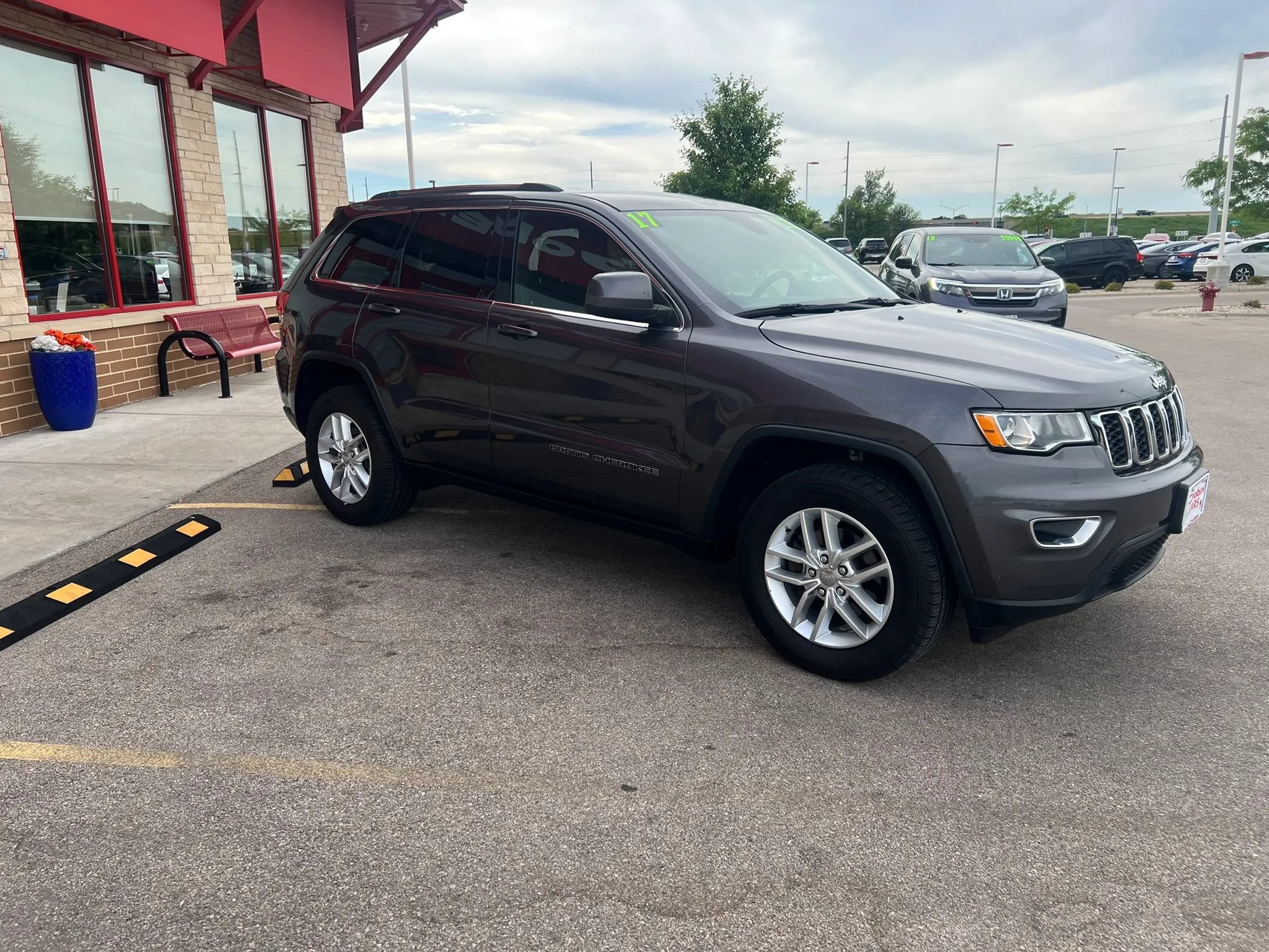 Used 2017 Jeep Grand Cherokee Laredo w/ Quick Order Package 23E AWD/4WD image 3