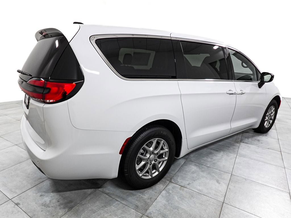 New 2027 Chrysler Pacifica Select FWD image 7