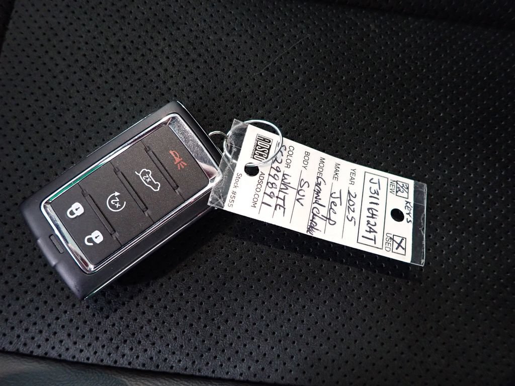 Used 2025 Jeep Grand Cherokee Altitude AWD/4WD image 46