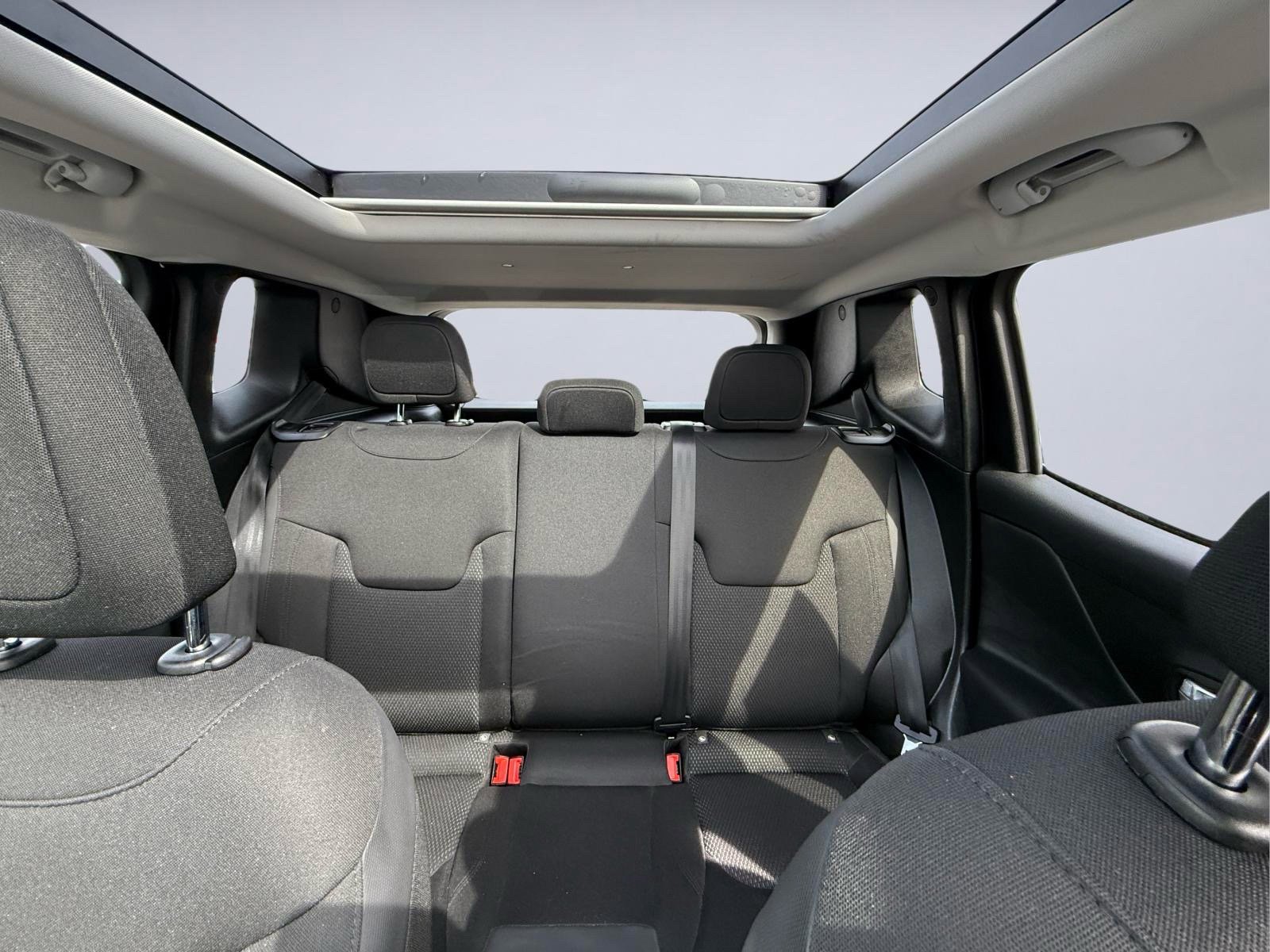 Used 2019 Jeep Renegade Altitude w/ UConnect 8.4 Nav Group AWD/4WD image 19