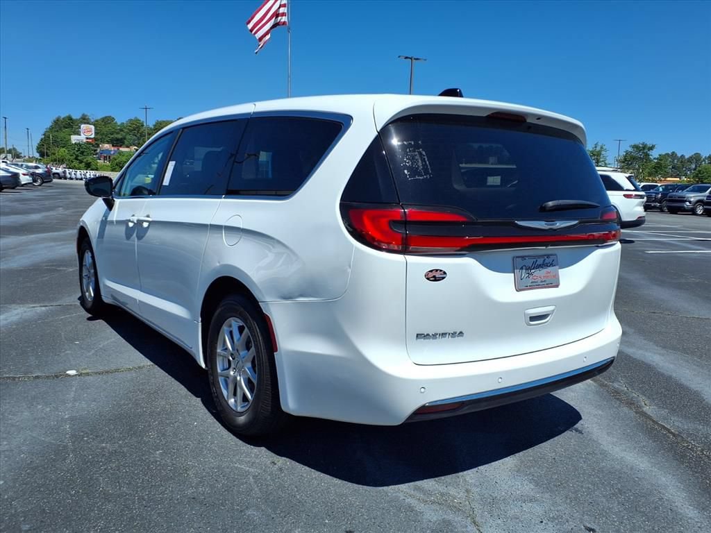 Used 2024 Chrysler Pacifica Touring-L FWD image 19