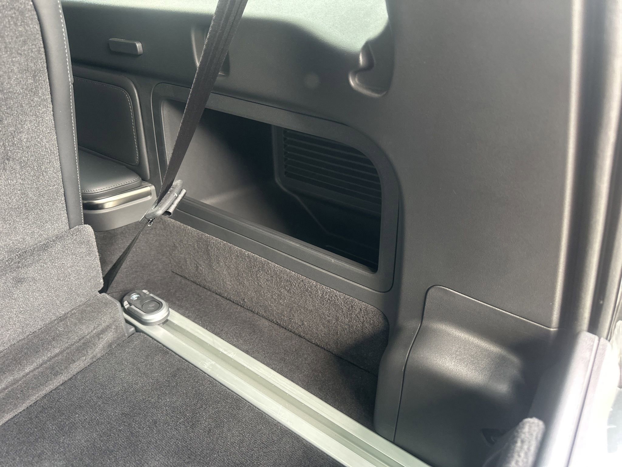 Used 2025 Rivian R1S Adventure image 18