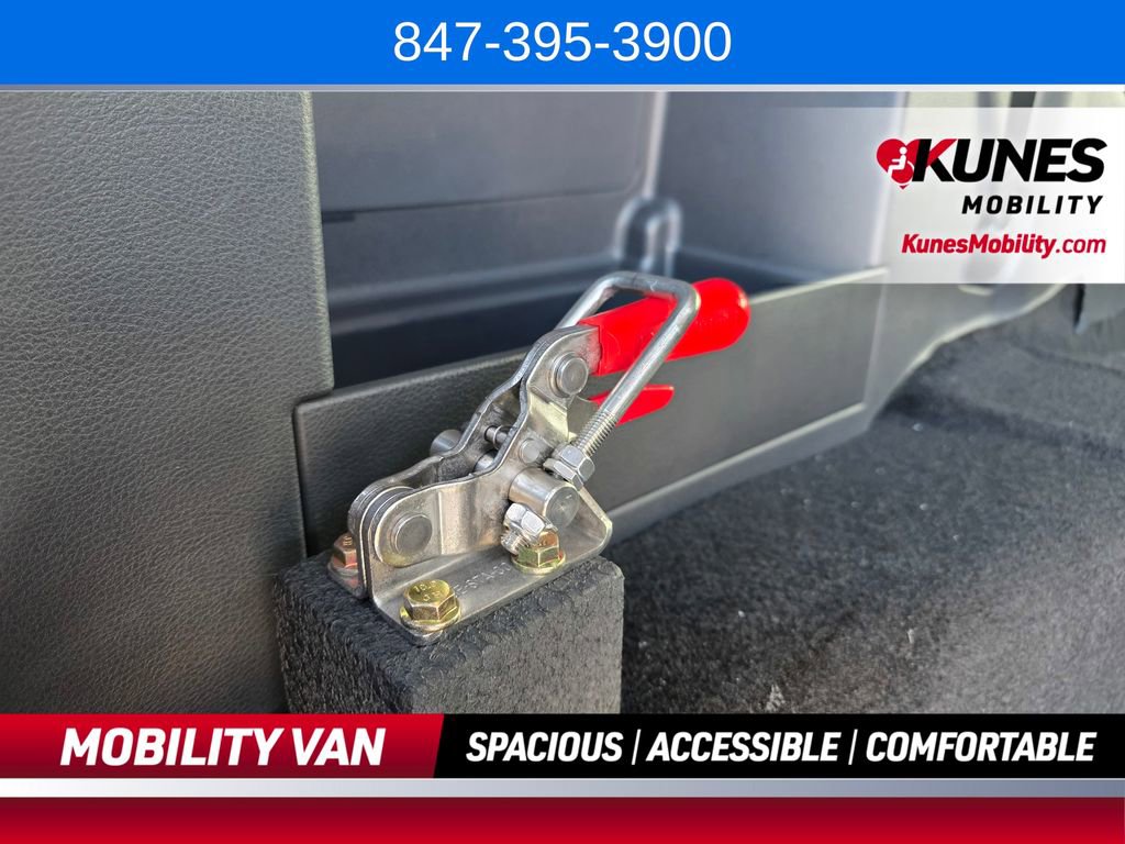 Used 2026 Toyota Sienna LE FWD image 32