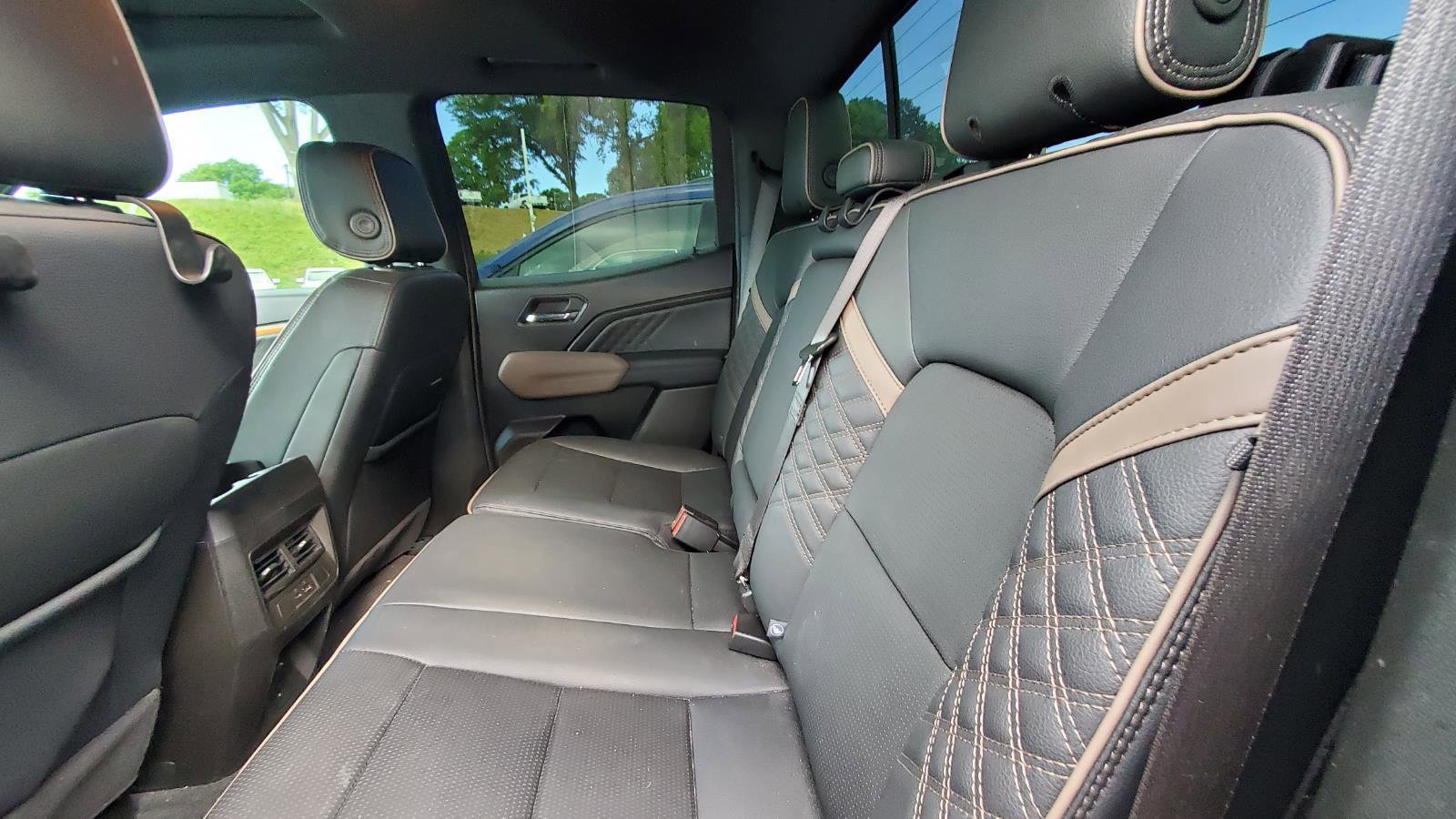 Used 2023 GMC Canyon Denali image 5