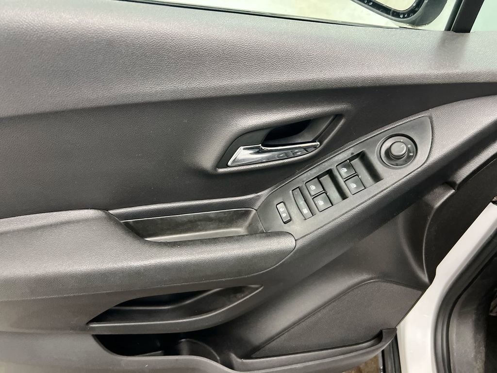 Used 2020 Chevrolet Trax LS FWD image 20