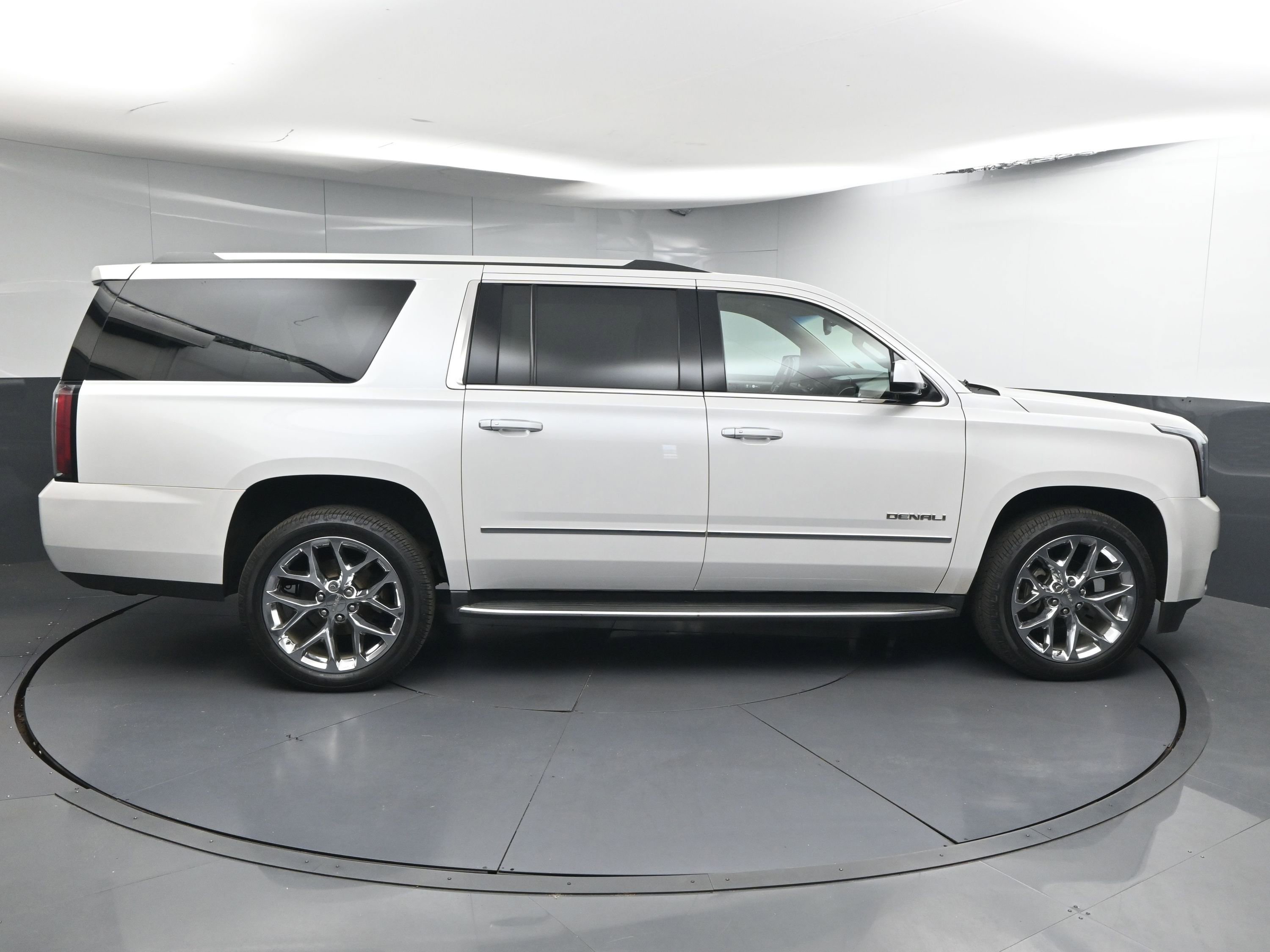 Used 2018 GMC Yukon XL Denali w/ Open Road Package AWD/4WD image 9