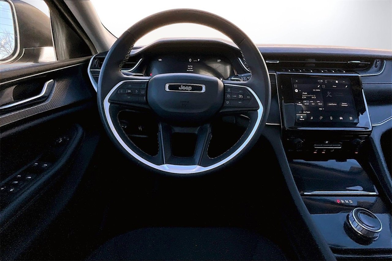 Used 2023 Jeep Grand Cherokee Laredo X image 11