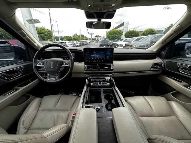 Certified 2024 Lincoln Navigator Reserve w/ Monochromatic Package AWD/4WD image 3