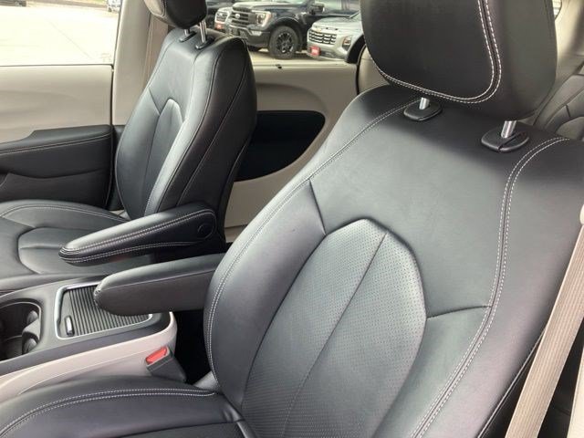 Used 2024 Chrysler Pacifica Touring-L FWD image 10
