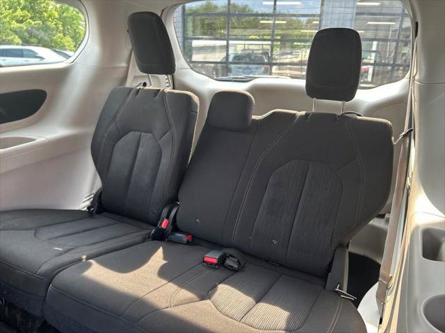 Certified 2017 Chrysler Pacifica Touring FWD image 31