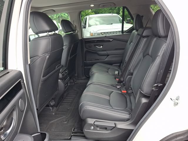Used 2025 Honda Pilot Touring image 8